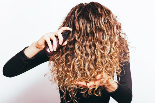 Guida passo dopo passo su come eliminare il crespo dai capelli afro e ricci naturali
